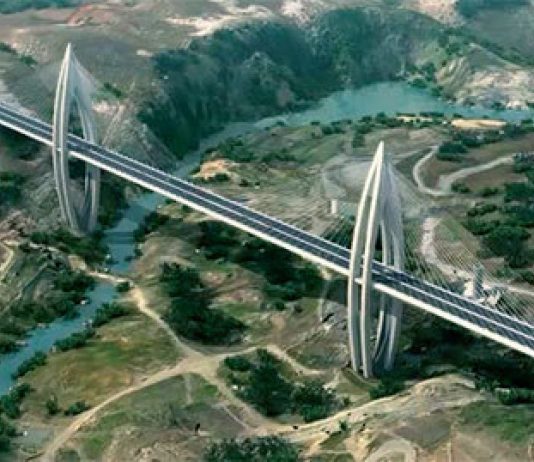 Le pont à haubans de Hay Ryad près de Rabat au Maroc