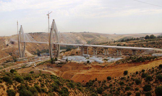 Le pont à haubans de Hay Ryad près de Rabat au Maroc