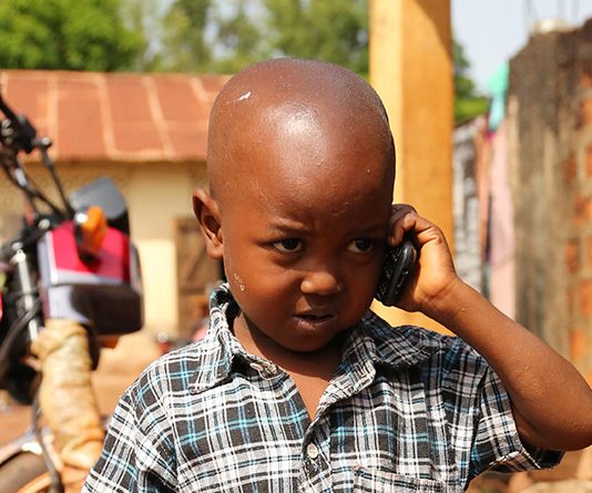 Un enfant téléphone en Guinée - Droits réservés Thierry Barbaut - Info Afrique