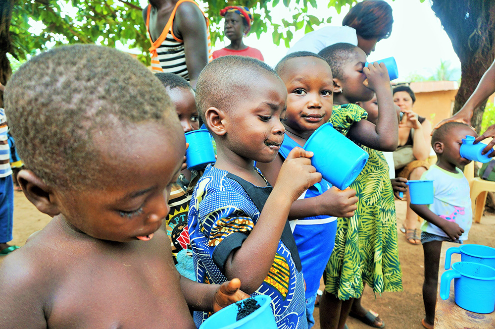 Des jeunes qui consomment de la Spiruline en Afrique