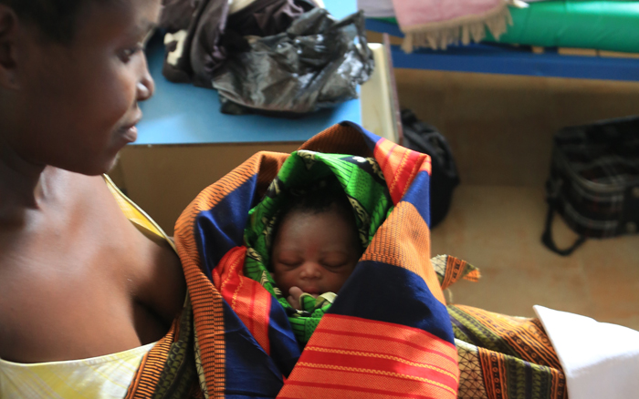 Une mère attend de l'assistance pour son enfant au Malawi - Copyright Thierry Barbaut