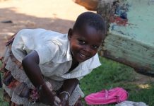 Petite fille effectuant des taches domestiques en Ouganda en 2016 - Crédit photo Thierry Barbaut
