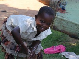 Petite fille effectuant des taches domestiques en Ouganda en 2016 - Crédit photo Thierry Barbaut