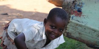 Petite fille effectuant des taches domestiques en Ouganda en 2016 - Crédit photo Thierry Barbaut