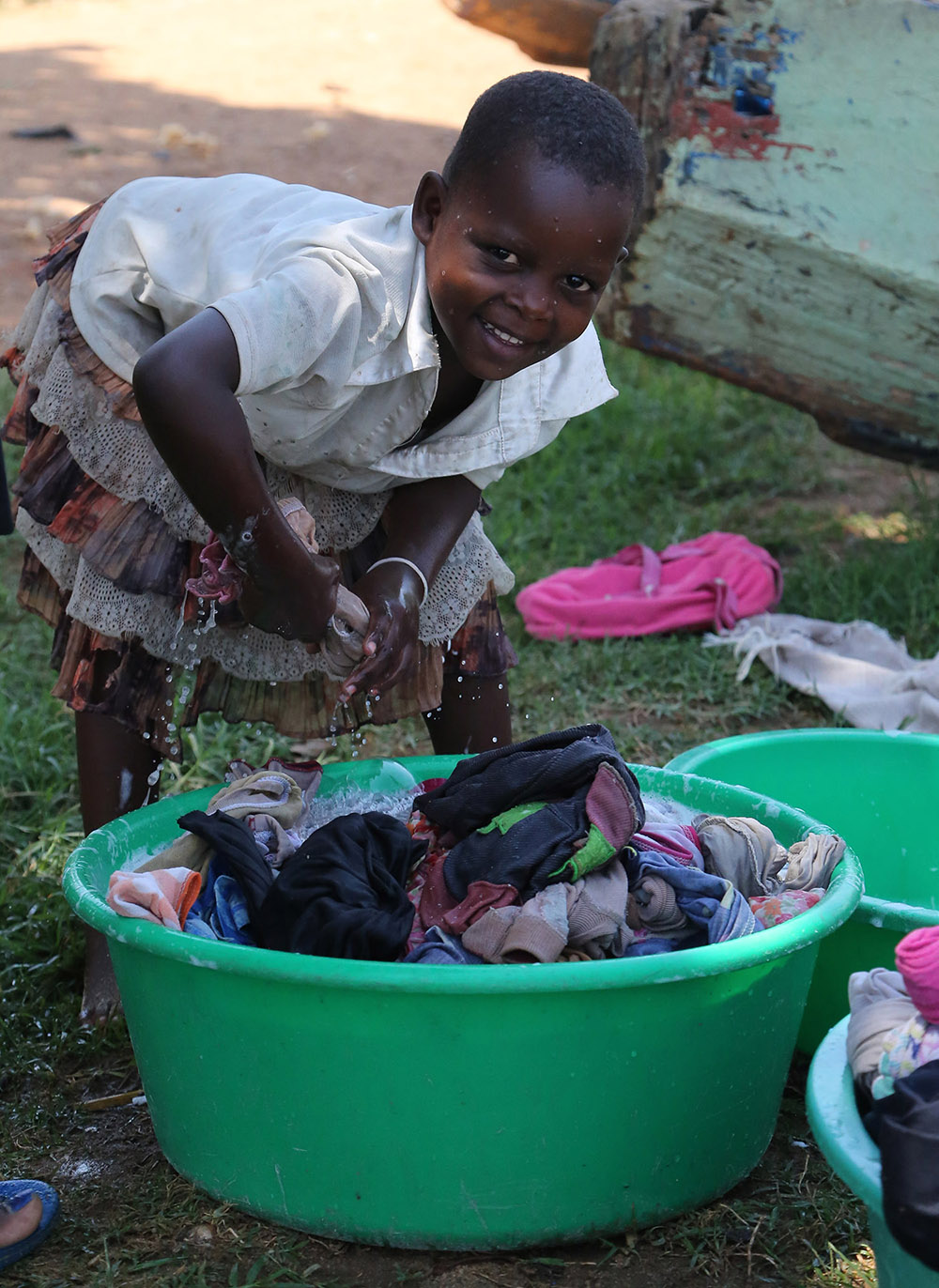 Petite fille effectuant des taches domestiques en Ouganda en 2016 - Crédit photo Thierry Barbaut