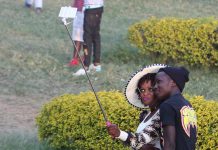 La mode des "selfies" est bien présente en Ouganda