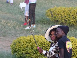 La mode des "selfies" est bien présente en Ouganda