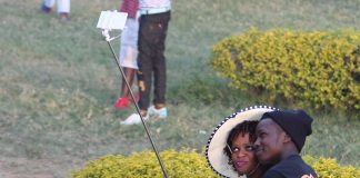 La mode des "selfies" est bien présente en Ouganda