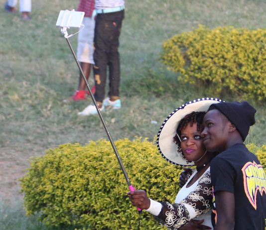 La mode des "selfies" est bien présente en Ouganda