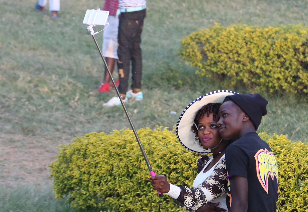 La mode des "selfies" est bien présente en Ouganda