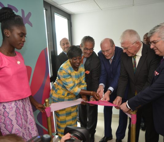 De Gauche à Droite : Chokri Ahmadi, General Manager Ethiopia, Sudan and French Speaking Countries, Dr. Raymonde Goudou Coffie, H.E. Minister of Health and Public Hygiene, Dr. Karim Bendhaou, President of North & West Africa, Dr. Frank Stangenberg-Haverkamp, Chairman of the Executive Board and the Family Board of E. Merck KG, Dr. Claus Auer, the Ambassador of the Federal Republic of Germany to Côte d'Ivoire, Yiannis Vlontzos, Head of Intercontinental Region