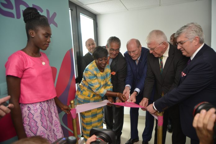 De Gauche à Droite : Chokri Ahmadi, General Manager Ethiopia, Sudan and French Speaking Countries, Dr. Raymonde Goudou Coffie, H.E. Minister of Health and Public Hygiene, Dr. Karim Bendhaou, President of North & West Africa, Dr. Frank Stangenberg-Haverkamp, Chairman of the Executive Board and the Family Board of E. Merck KG, Dr. Claus Auer, the Ambassador of the Federal Republic of Germany to Côte d'Ivoire, Yiannis Vlontzos, Head of Intercontinental Region