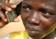 Usager de téléphone mobile au Togo - Crédit photo Thierry Barbaut
