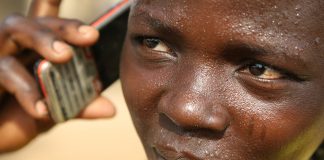 Usager de téléphone mobile au Togo - Crédit photo Thierry Barbaut