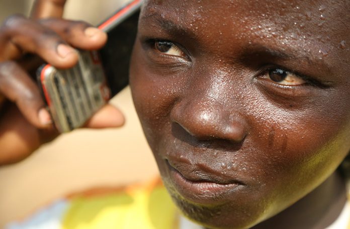 Usager de téléphone mobile au Togo - Crédit photo Thierry Barbaut