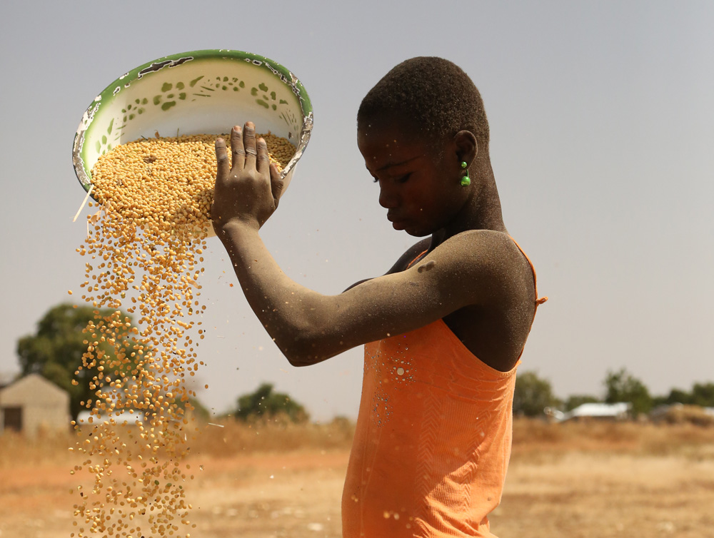 Femme burkinabé travaillant la séparation du grain et de la poussière avec le vent - Thierry Barbaut 2017