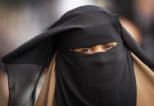 Une femme porte la burqa au Maroc