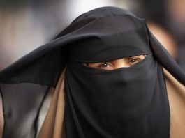 Une femme porte la burqa au Maroc