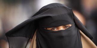 Une femme porte la burqa au Maroc