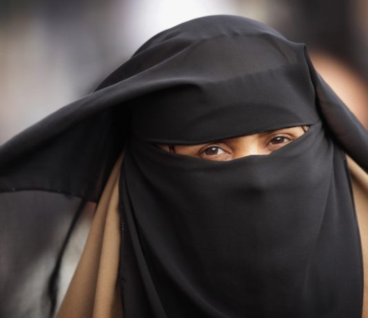 Une femme porte la burqa au Maroc