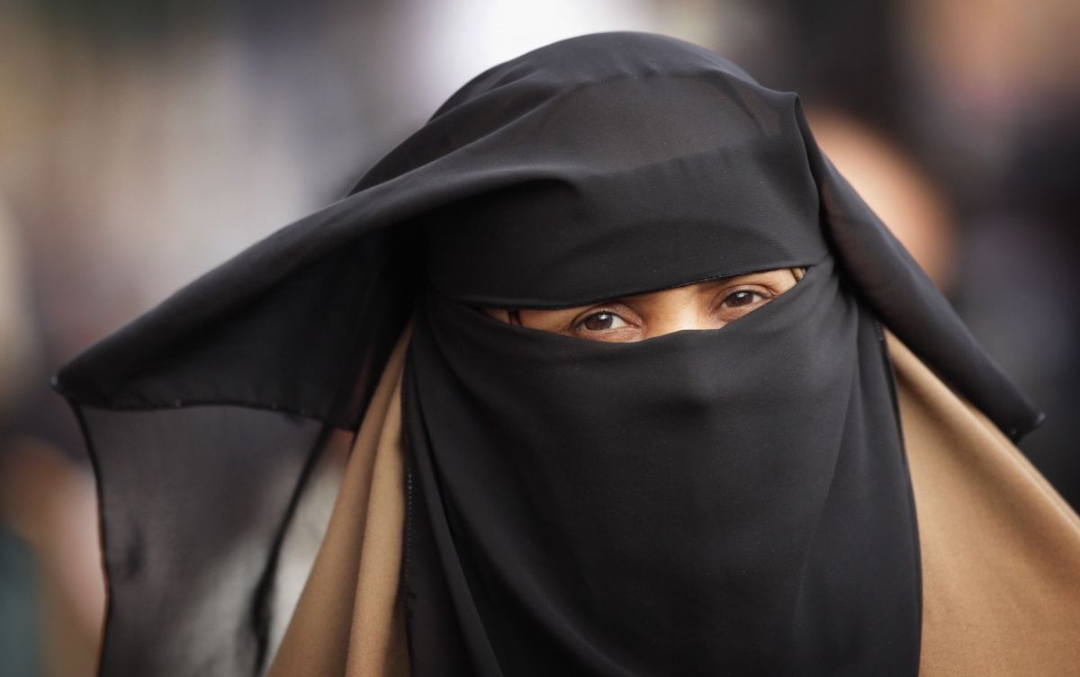 Une femme porte la burqa au Maroc