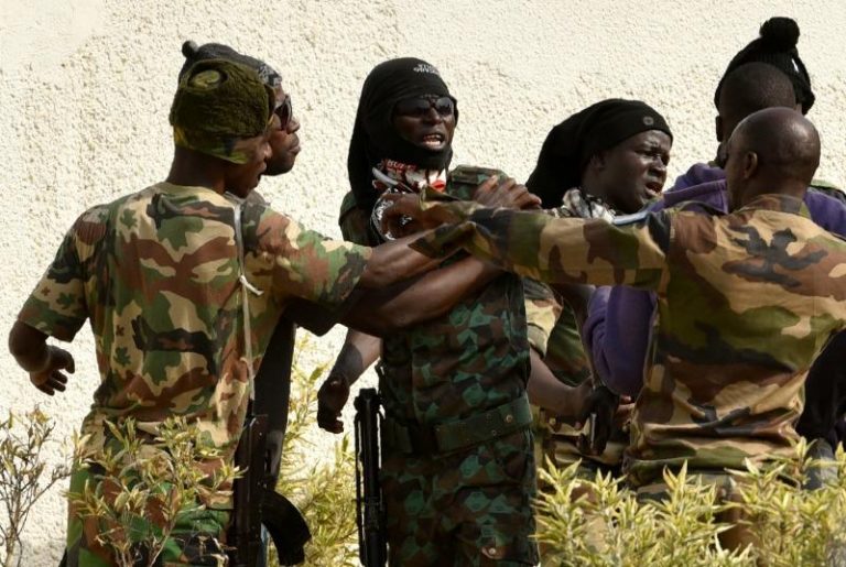 La Côte d’Ivoire entre grogne des fonctionnaires, soulèvement de l’armée et intimidation
