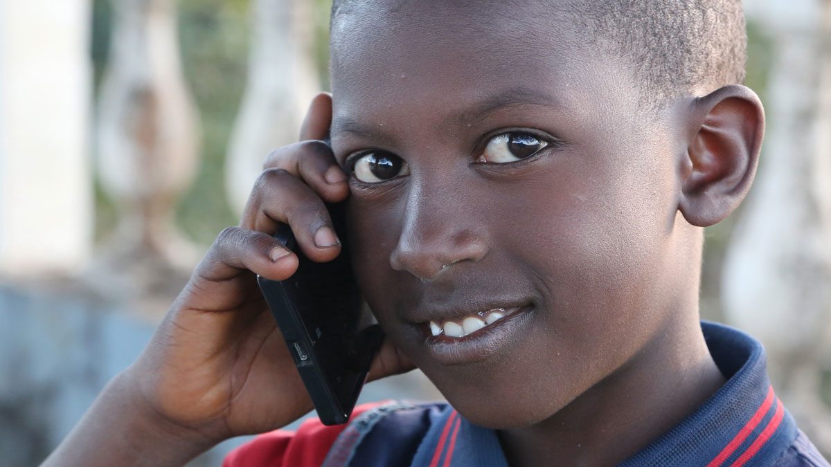 cropped-jeune-africain-telephone-mobile-afrique.jpg