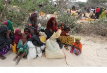 Une famille somalienne ayant dû fuir son village dans la région du Bas-Chébéli – une zone gravement touchée par la sècheresse – suite à une attaque menée par des combattants d’Al-Chabab, se repose avant de rejoindre un camp de fortune abritant des milliers d’autre personnes également déplacées par ces violences, le 17 mars 2017