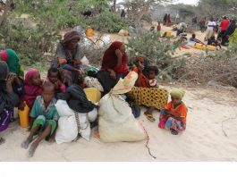 Une famille somalienne ayant dû fuir son village dans la région du Bas-Chébéli – une zone gravement touchée par la sècheresse – suite à une attaque menée par des combattants d’Al-Chabab, se repose avant de rejoindre un camp de fortune abritant des milliers d’autre personnes également déplacées par ces violences, le 17 mars 2017