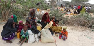 Une famille somalienne ayant dû fuir son village dans la région du Bas-Chébéli – une zone gravement touchée par la sècheresse – suite à une attaque menée par des combattants d’Al-Chabab, se repose avant de rejoindre un camp de fortune abritant des milliers d’autre personnes également déplacées par ces violences, le 17 mars 2017