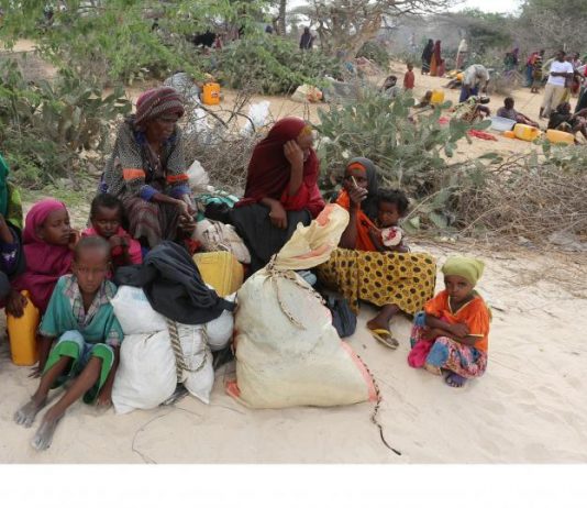 Une famille somalienne ayant dû fuir son village dans la région du Bas-Chébéli – une zone gravement touchée par la sècheresse – suite à une attaque menée par des combattants d’Al-Chabab, se repose avant de rejoindre un camp de fortune abritant des milliers d’autre personnes également déplacées par ces violences, le 17 mars 2017