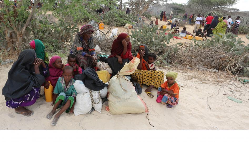 Une famille somalienne ayant dû fuir son village dans la région du Bas-Chébéli – une zone gravement touchée par la sècheresse – suite à une attaque menée par des combattants d’Al-Chabab, se repose avant de rejoindre un camp de fortune abritant des milliers d’autre personnes également déplacées par ces violences, le 17 mars 2017