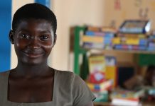 Une jeune fille qui a accès à l'éducation près de Kpalimé au Togo - Crédits photos Thierry Barbaut www.barbaut.net