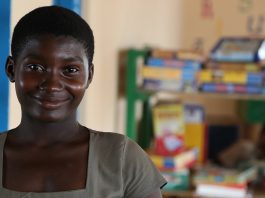 Une jeune fille qui a accès à l'éducation près de Kpalimé au Togo - Crédits photos Thierry Barbaut www.barbaut.net