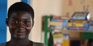 Une jeune fille qui a accès à l'éducation près de Kpalimé au Togo - Crédits photos Thierry Barbaut www.barbaut.net