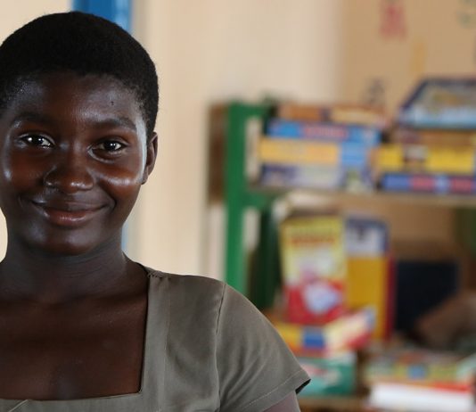 Une jeune fille qui a accès à l'éducation près de Kpalimé au Togo - Crédits photos Thierry Barbaut www.barbaut.net