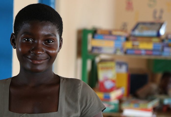 Une jeune fille qui a accès à l'éducation près de Kpalimé au Togo - Crédits photos Thierry Barbaut www.barbaut.net