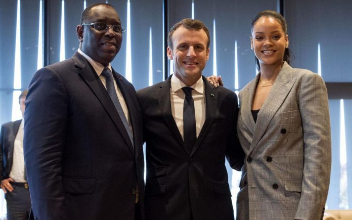 Le président du Sénégal Macky Sall, le président de la France Emmanuel Macron et Rihanna