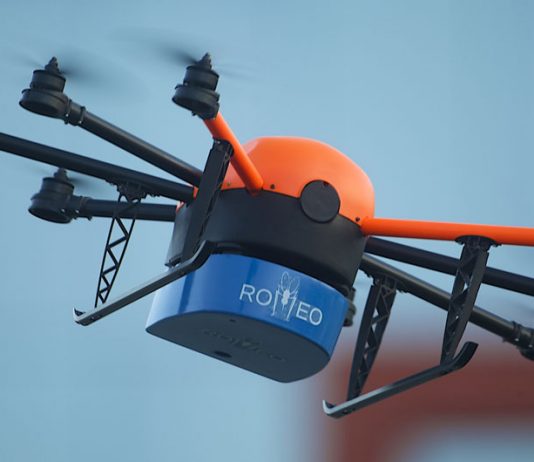 Les drones dans la lutte contre les moustiques ROMEO, a customized drone, soars through the sky to help control disease-carrying mosquitoes to save lives. Saving lives through controlling disease-carrying mosquitoes is the mission of ROMEO, an innovative concept using a customized drone that recently won fourth place in this year’s Drones for Good Award competition. Beating over 1000 entries, ROMEO, or the Remotely Operated Mosquito Emission Operation, met the competition’s aims of improving people’s lives: it was designed to transport and release sterile male mosquitoes as part of an insect pest birth control method that stifles pest population growth and, in this case, could help prevent the spread of deadly diseases carried by mosquitoes.