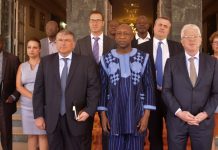 Le Premier Ministre son Excellence Paul Kaba THIEBA, Monsieur André BOUFFIOUX, société Siemens, Dr Claus Bernard AUER, Ambassadeur de l'Allemagne au Burkina Faso.