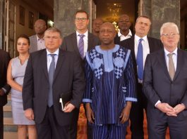 Le Premier Ministre son Excellence Paul Kaba THIEBA, Monsieur André BOUFFIOUX, société Siemens, Dr Claus Bernard AUER, Ambassadeur de l'Allemagne au Burkina Faso.