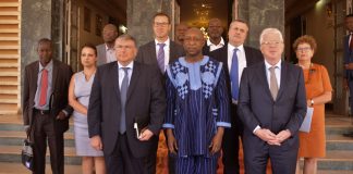 Le Premier Ministre son Excellence Paul Kaba THIEBA, Monsieur André BOUFFIOUX, société Siemens, Dr Claus Bernard AUER, Ambassadeur de l'Allemagne au Burkina Faso.