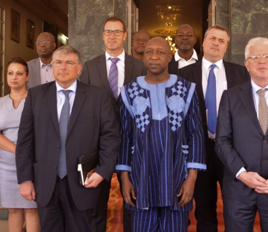 Le Premier Ministre son Excellence Paul Kaba THIEBA, Monsieur André BOUFFIOUX, société Siemens, Dr Claus Bernard AUER, Ambassadeur de l'Allemagne au Burkina Faso.