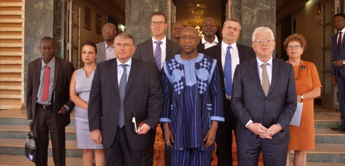 Le Premier Ministre son Excellence Paul Kaba THIEBA, Monsieur André BOUFFIOUX, société Siemens, Dr Claus Bernard AUER, Ambassadeur de l'Allemagne au Burkina Faso.