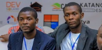 Hénock Kasongo Kazadi et son frère à Lubumbashi en RDC. Hénock présente son application.