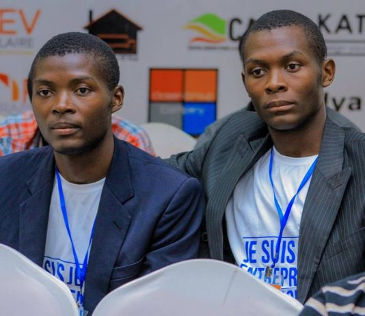 Hénock Kasongo Kazadi et son frère à Lubumbashi en RDC. Hénock présente son application.
