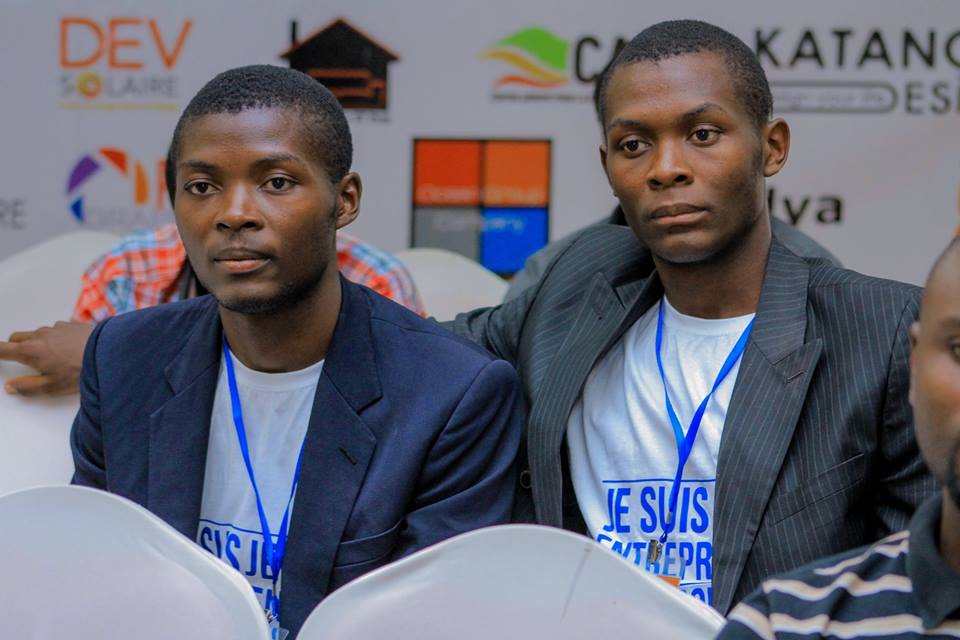 henock-jusdetalent Hénock Kasongo Kazadi et son frère à Lubumbashi en RDC. Hénock présente son application.