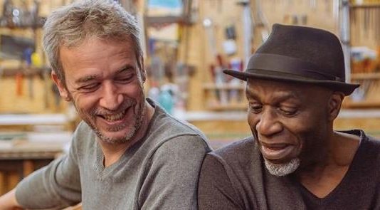 Jeune serviteur de messe belgo-congolaise sur un orgue à soufflet