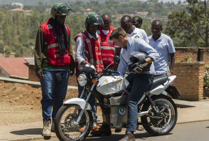 Taxi moto électrique au Rwanda avec l'entreprise Ampersand