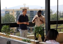 Thierry Barbaut et Aphrodice Mutangana le fondateur du KLab de Kigali au Rwanda